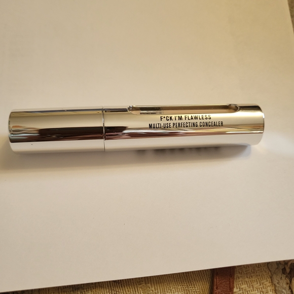 Silver Multi-Use Perfecting Concealer - Picture 2 of 4